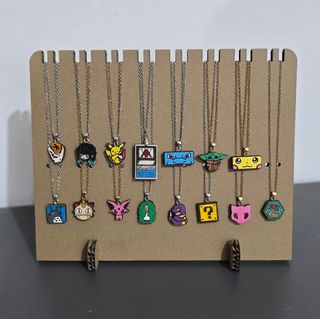 Collana con ciondolo in legno a tema Pikachu
