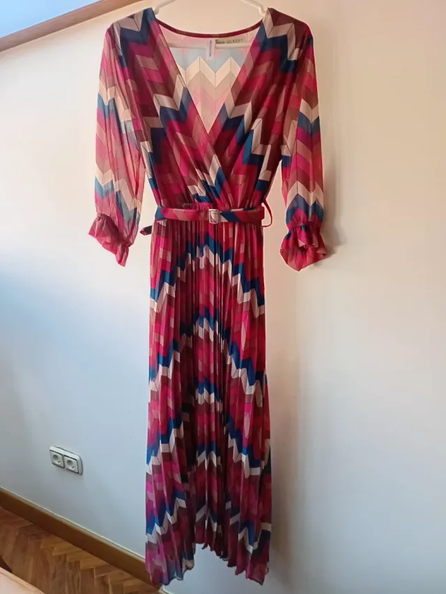 Vestido midi plisado con estampado geométrico