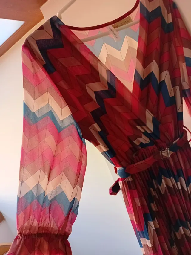 Vestido midi plisado con estampado geométrico