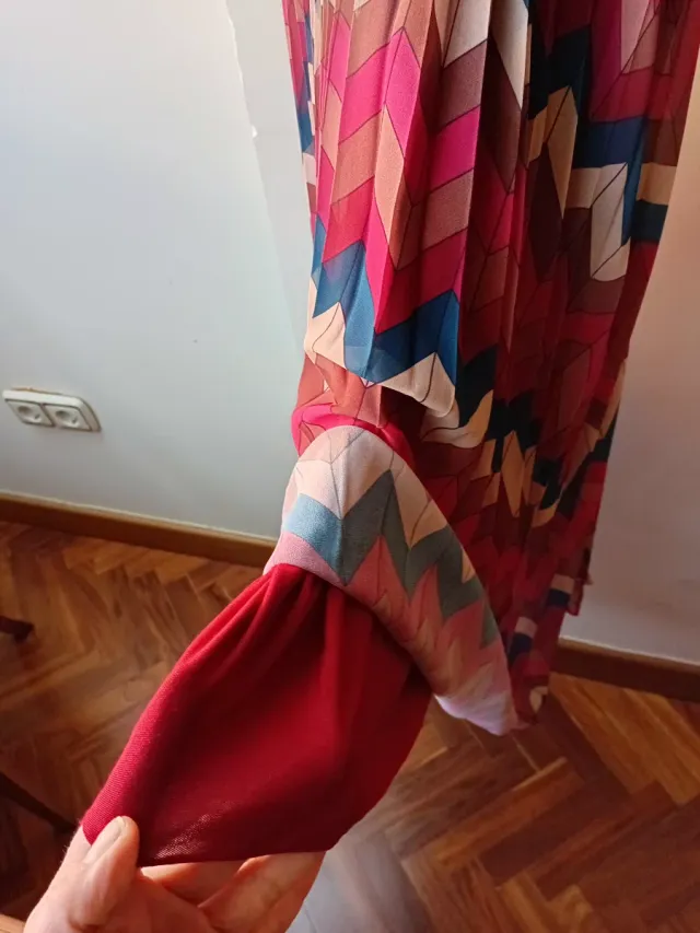 Vestido midi plisado con estampado geométrico