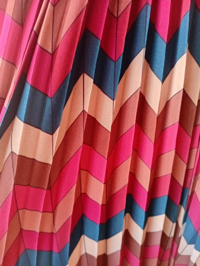 Vestido midi plisado con estampado geométrico