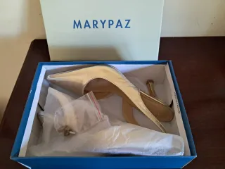 Zapatos de tacón dorados Marypaz