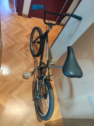 Bicicleta BMX negra