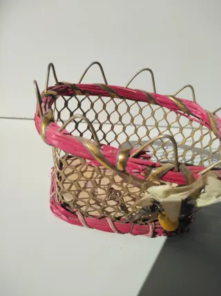 Cesta decorativa metal y mimbre.