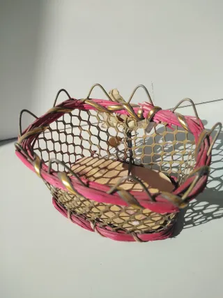 Cesta decorativa metal y mimbre.