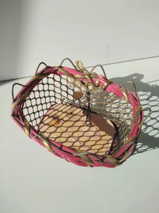 Cesta decorativa metal y mimbre.