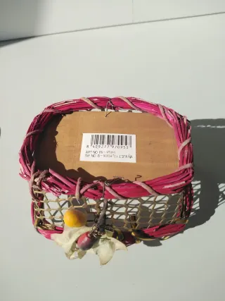 Cesta decorativa metal y mimbre.