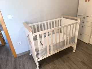 Cuna de bebé blanca