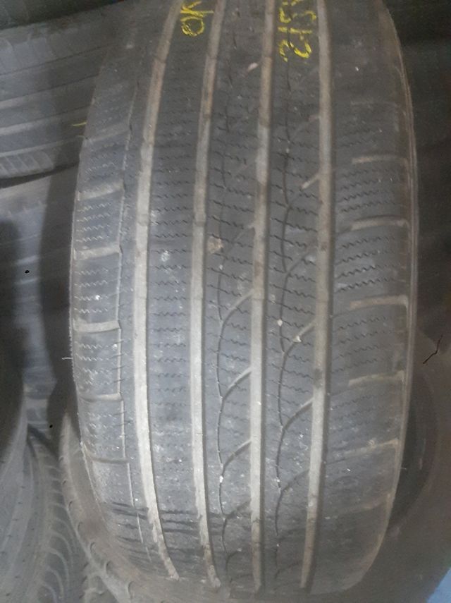 Neumático 215/45/17