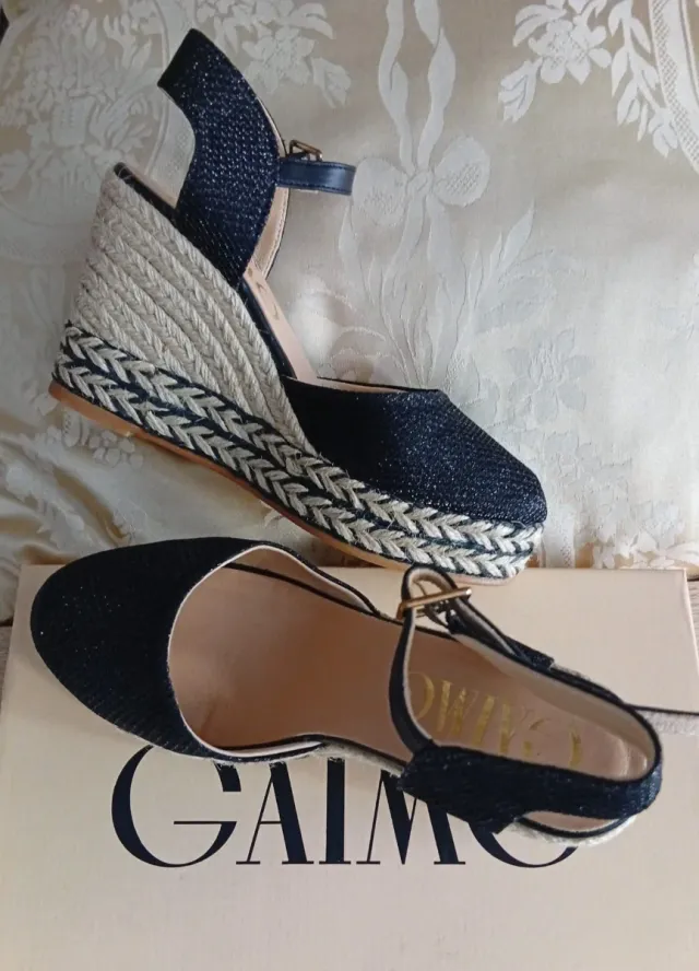 Zapatos de cuña negro y beige.  Nueva costó 95€