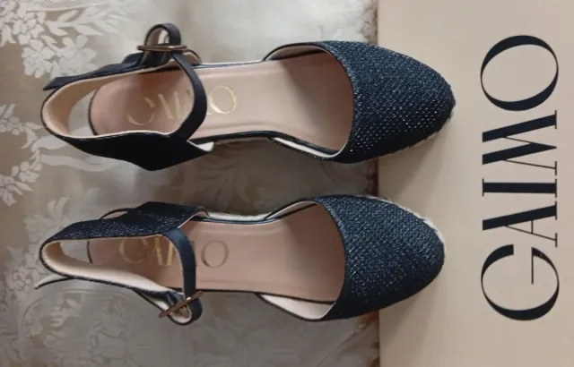 Zapatos de cuña negro y beige.  Nueva costó 95€