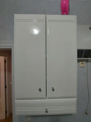 Mueble de baño blanco, para colgar.