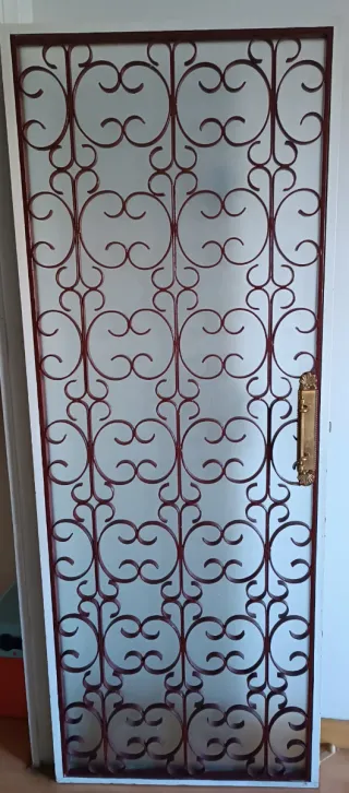 2 Puertas con material forjado. 1.9 m  x 72.2 cm