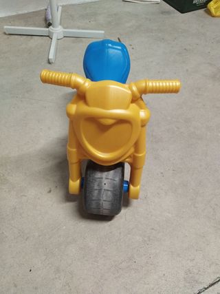 Moto correpasillos FEBER azul y amarilla