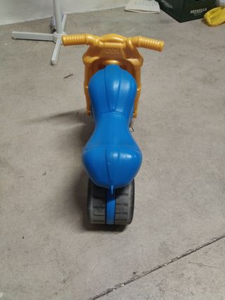 Moto correpasillos FEBER azul y amarilla