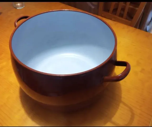 Olla de acero marrón con tapa