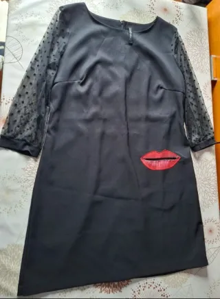 Vestido Desigual Negro con Labios Rojos Talla M
