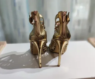 Sandálias de Salto Alto Douradas e Estampadas