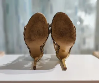 Sandálias de Salto Alto Douradas e Estampadas