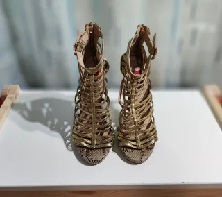 Sandálias de Salto Alto Douradas e Estampadas