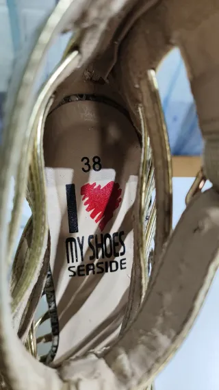 Sandálias de Salto Alto Douradas e Estampadas