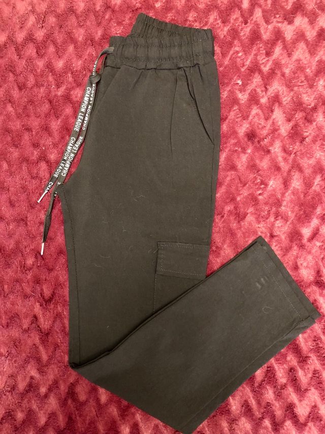 Pantalón negro mujer con bolsillos laterales.