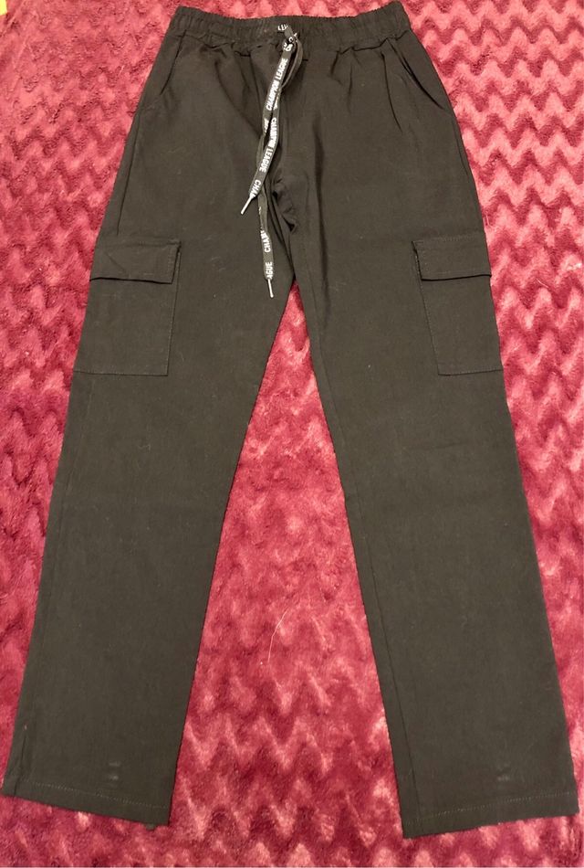 Pantalón negro mujer con bolsillos laterales.
