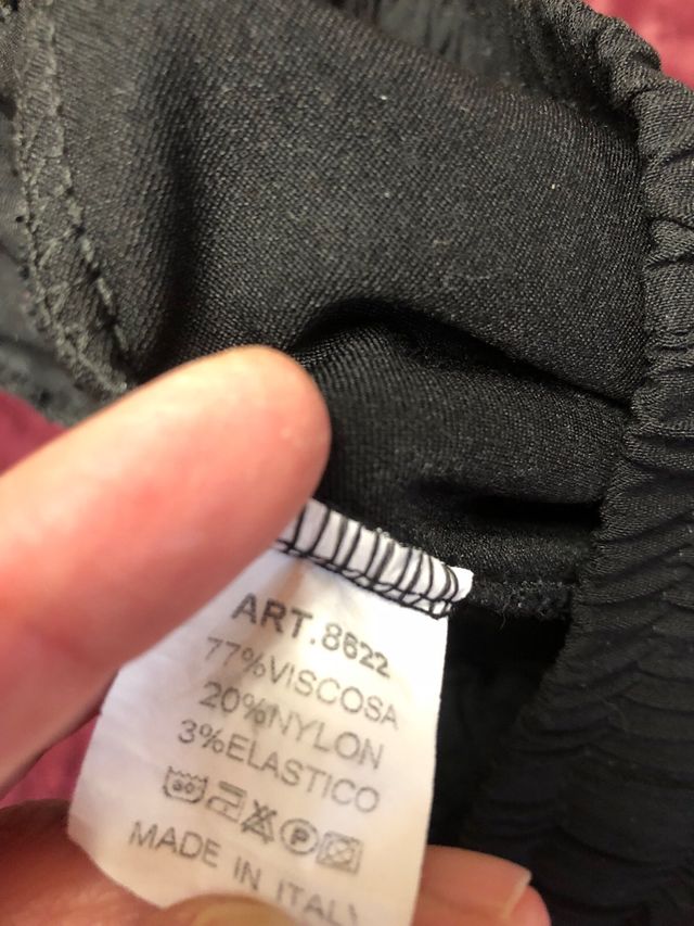 Pantalón negro mujer con bolsillos laterales.