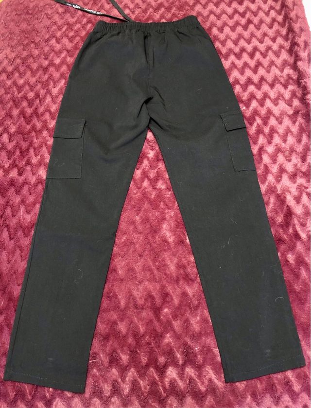 Pantalón negro mujer con bolsillos laterales.