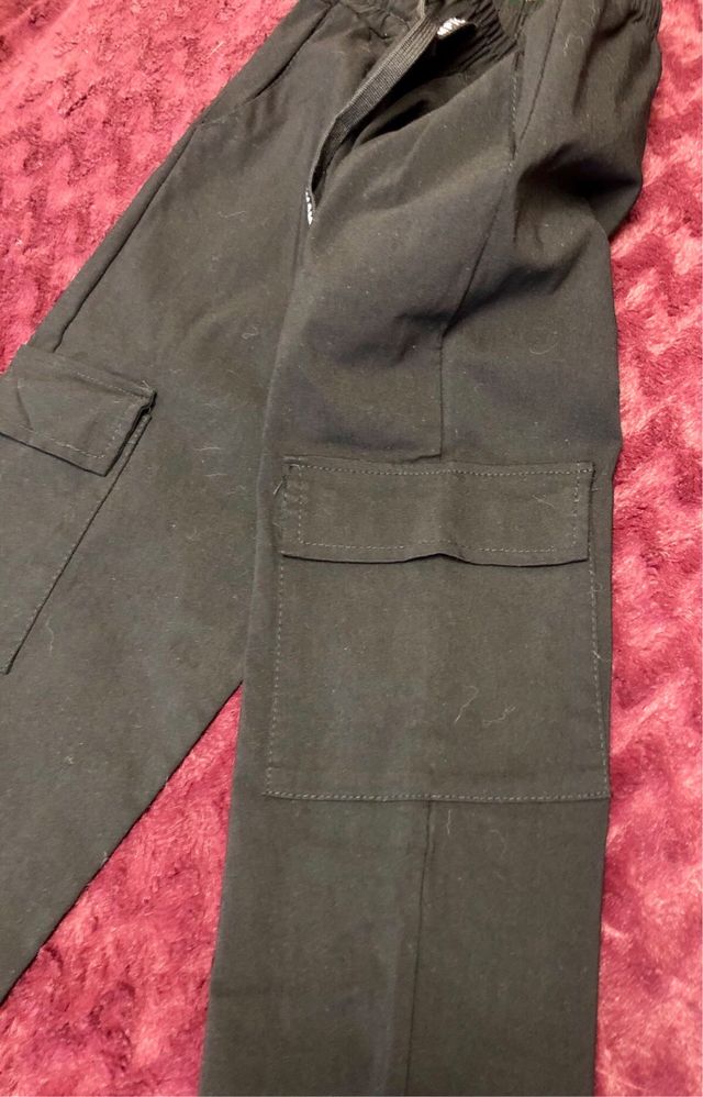 Pantalón negro mujer con bolsillos laterales.