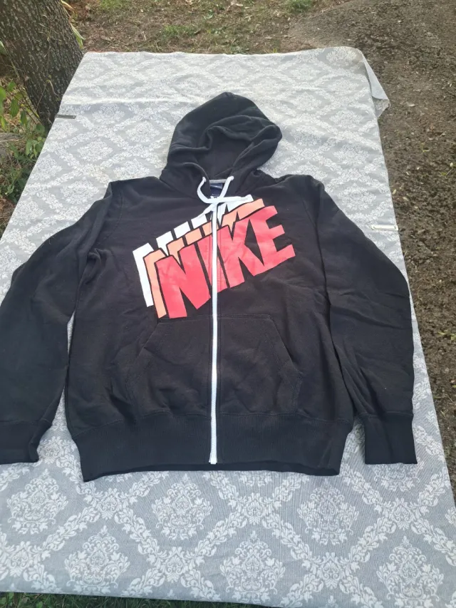 Sudadera Nike con cremallera y capucha