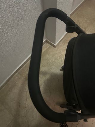 Silla de paseo Twistshake gris En mano.