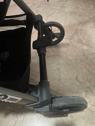 Silla de paseo Twistshake gris En mano.