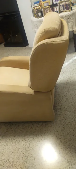 Sillón orejero beige tela
