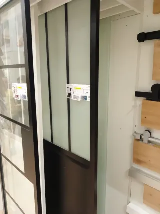 Puerta corredera cristal y metal.