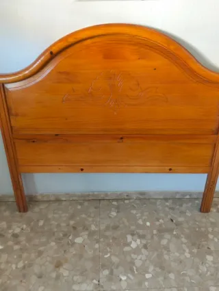 Cabecero de madera con mesita y cómoda