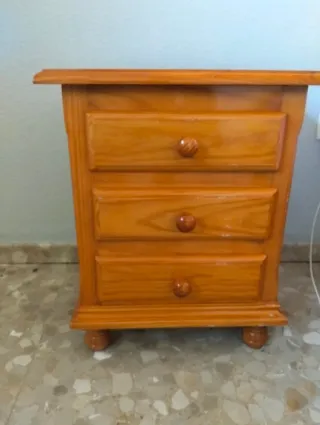 Cabecero de madera con mesita y cómoda