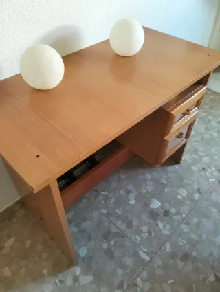Cabecero de madera con mesita y cómoda