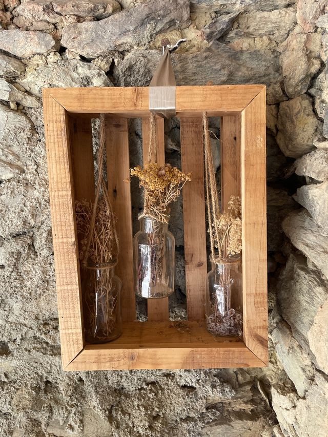 Caja rústica de madera con botellas