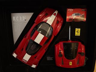 Coche de juguete Ferrari rojo