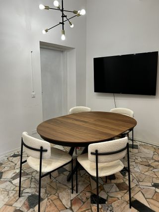 Tavolo rotondo in legno e metallo