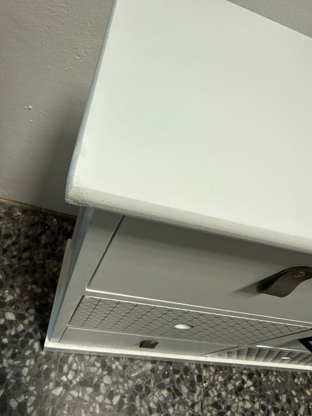 Cajonera de madera blanca y gris