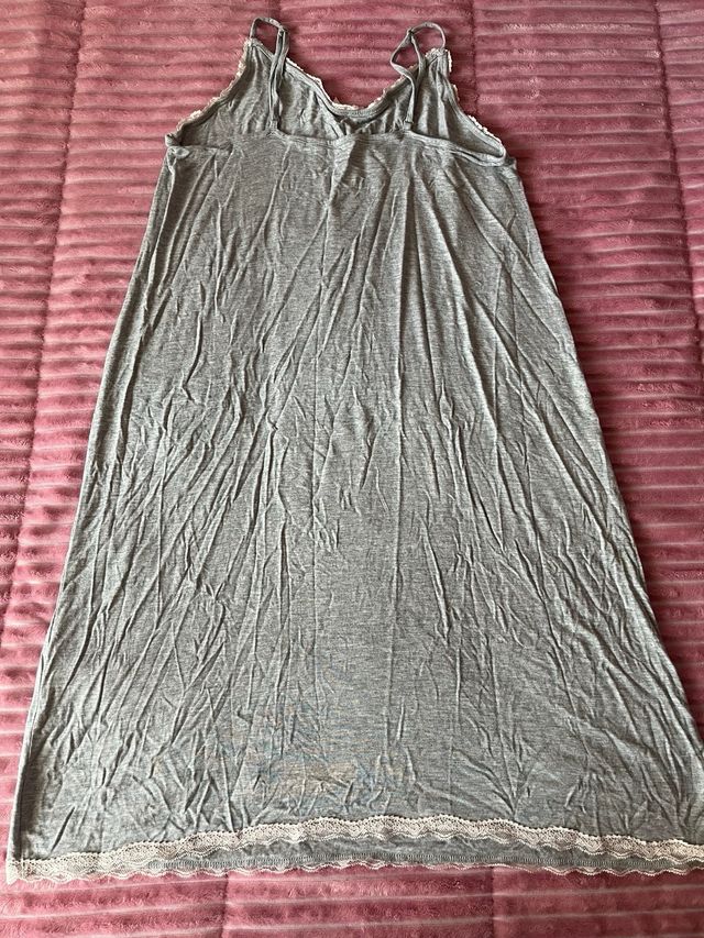 Camisón gris con encaje
