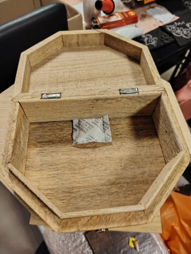 Caja de madera tallada decorada