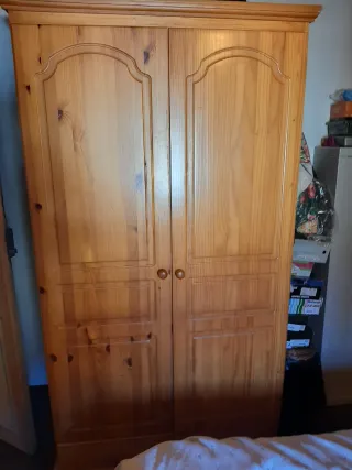 Armario de madera de pino