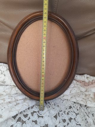 Cornice ovale in legno marrone