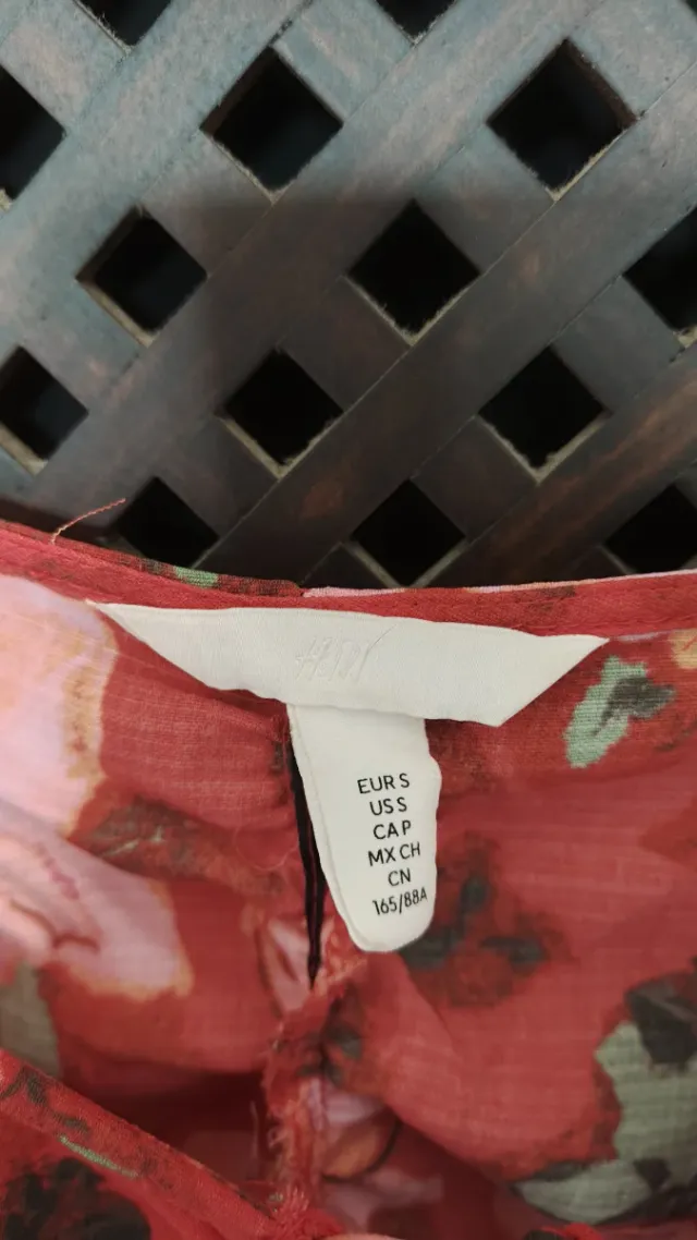 Top floral escotado con lazada