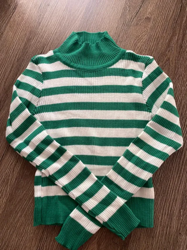 Jersey cuello alto rayas verde y blanco