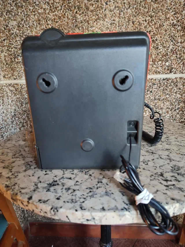 Antigua cabina de teléfono de monedas