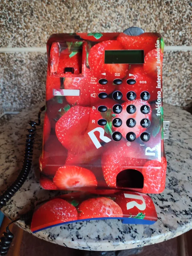 Antigua cabina de teléfono de monedas